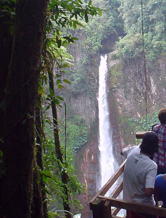 Vista de laguna y catarata