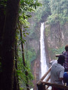 Vista de laguna y catarata