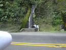Cascada junto a la carretera