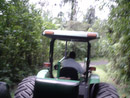 Tractor con vagón que lo baja al teleférico